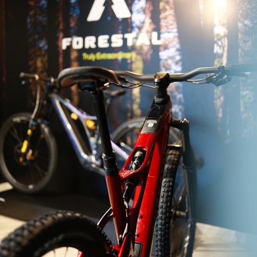 una bicicleta vermella està a l' exposició de bicicletes forestals