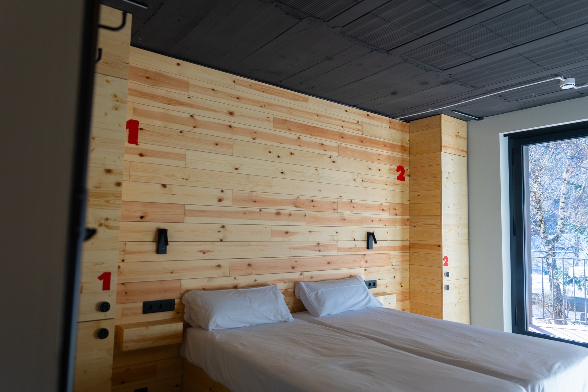 Chambre double avec deux lits et une fenêtre extérieure