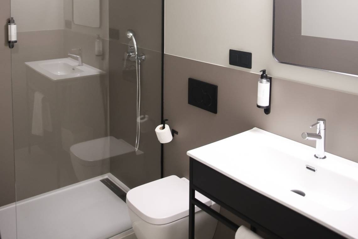 Salle de bain privée complète dans la chambre quadruple