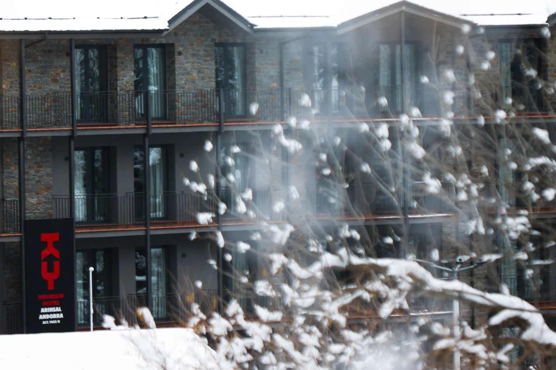 Daguisa: KY Hostel, dos mujeres celebran en la nieve con esquís.
