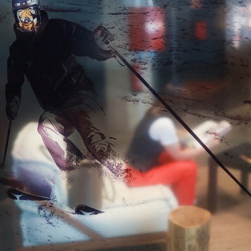 una imatge d' un esquiador amb un casco i guants