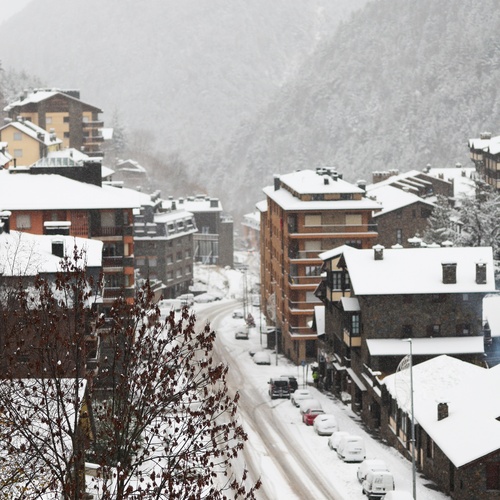 Arinsal cubierto de nieve en invierno