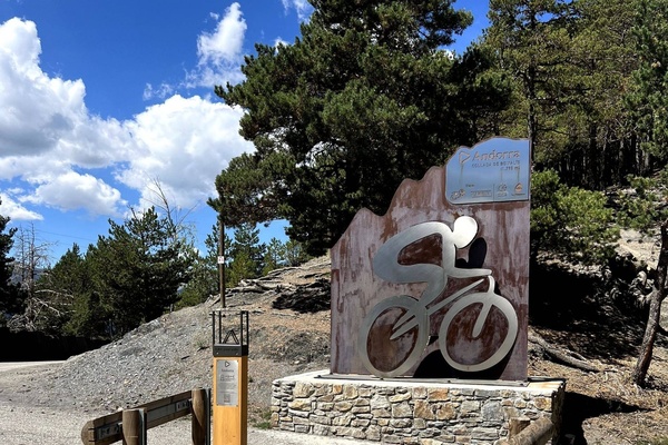 Daguisa: KY Hostel - senyal de ciclisme i paisatge a Andorra