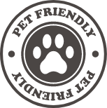 un sello de mascotas amigables con una huella de perro en el centro .