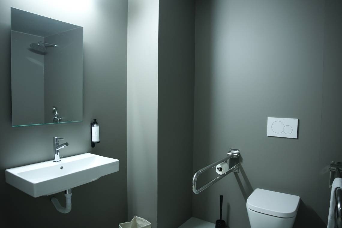 un baño con un lavabo y un inodoro