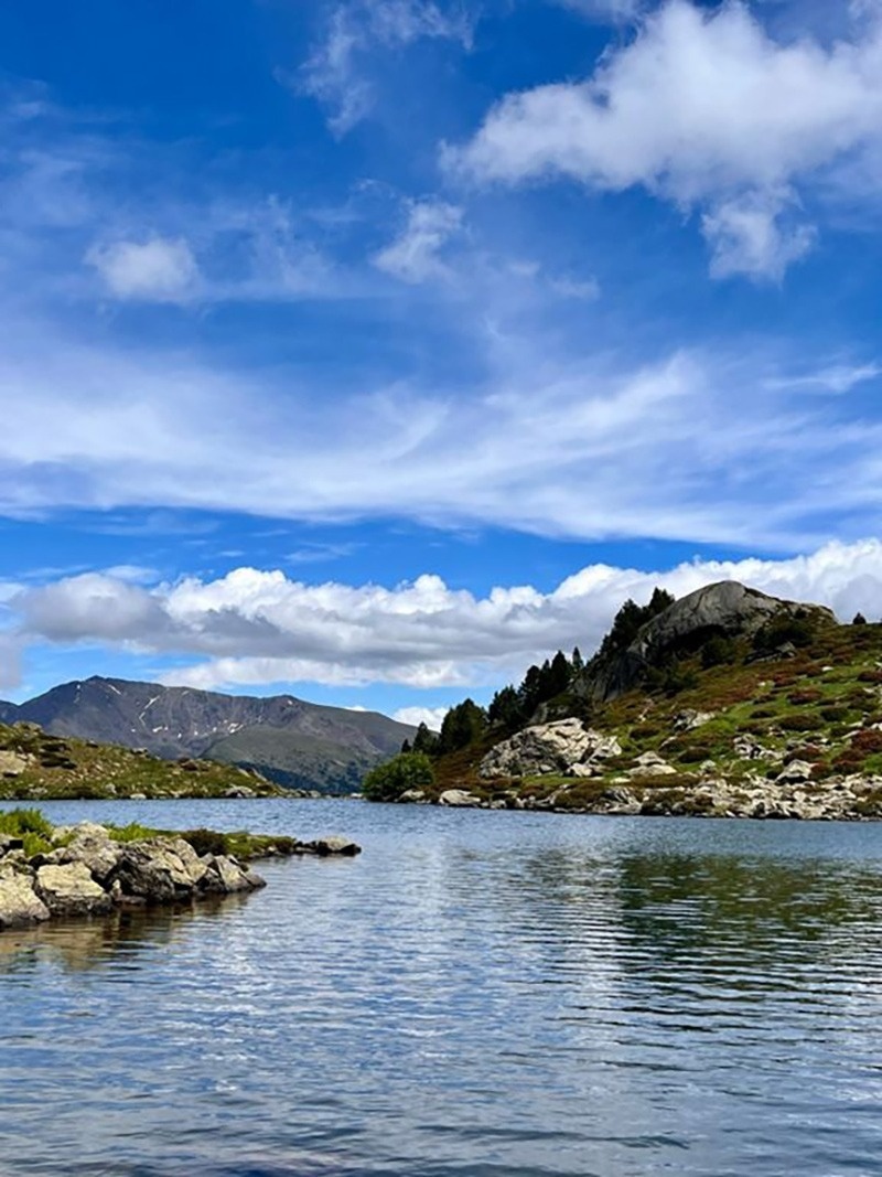 dues persones van a l' aire lliure a la montagna