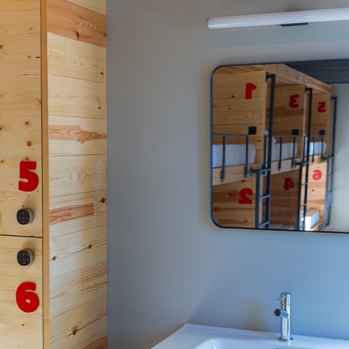 un armari de fusta amb els números 5 6 i 7