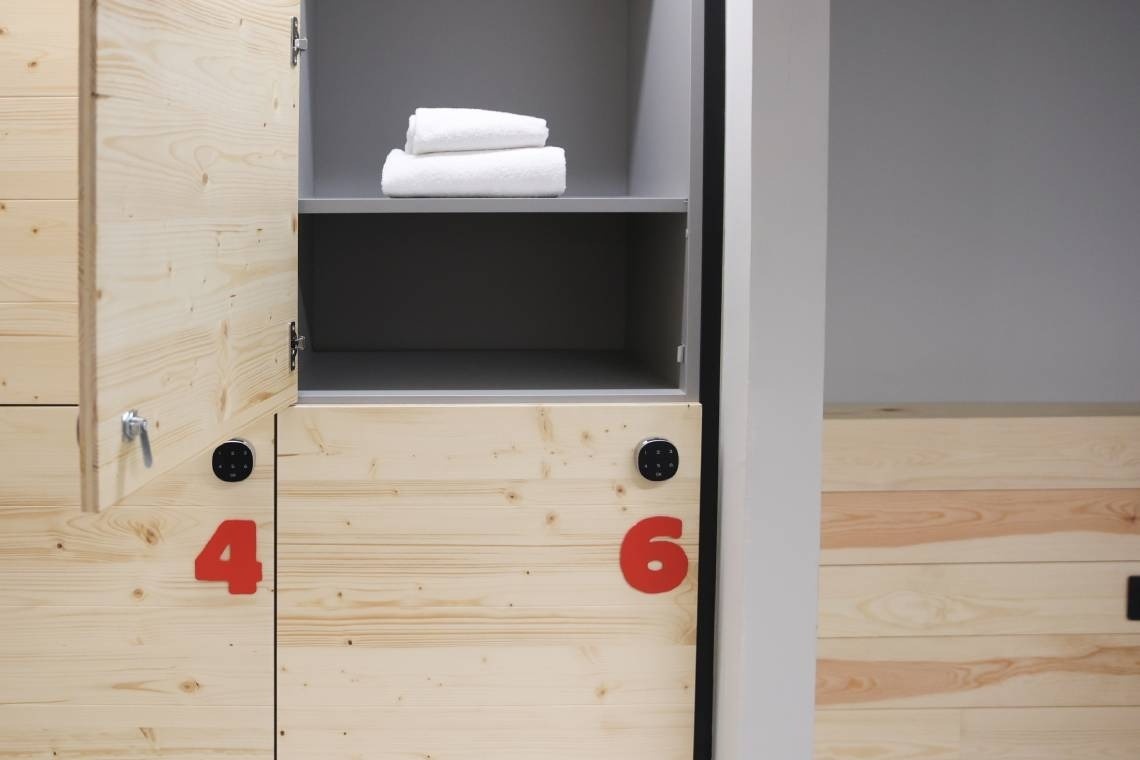 un armario de madera con los números 4 y 6 pintados en rojo