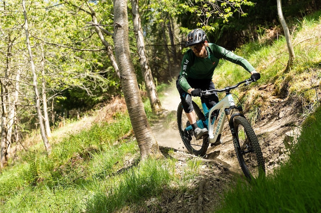 Home amb bicicleta electrica a Andorra