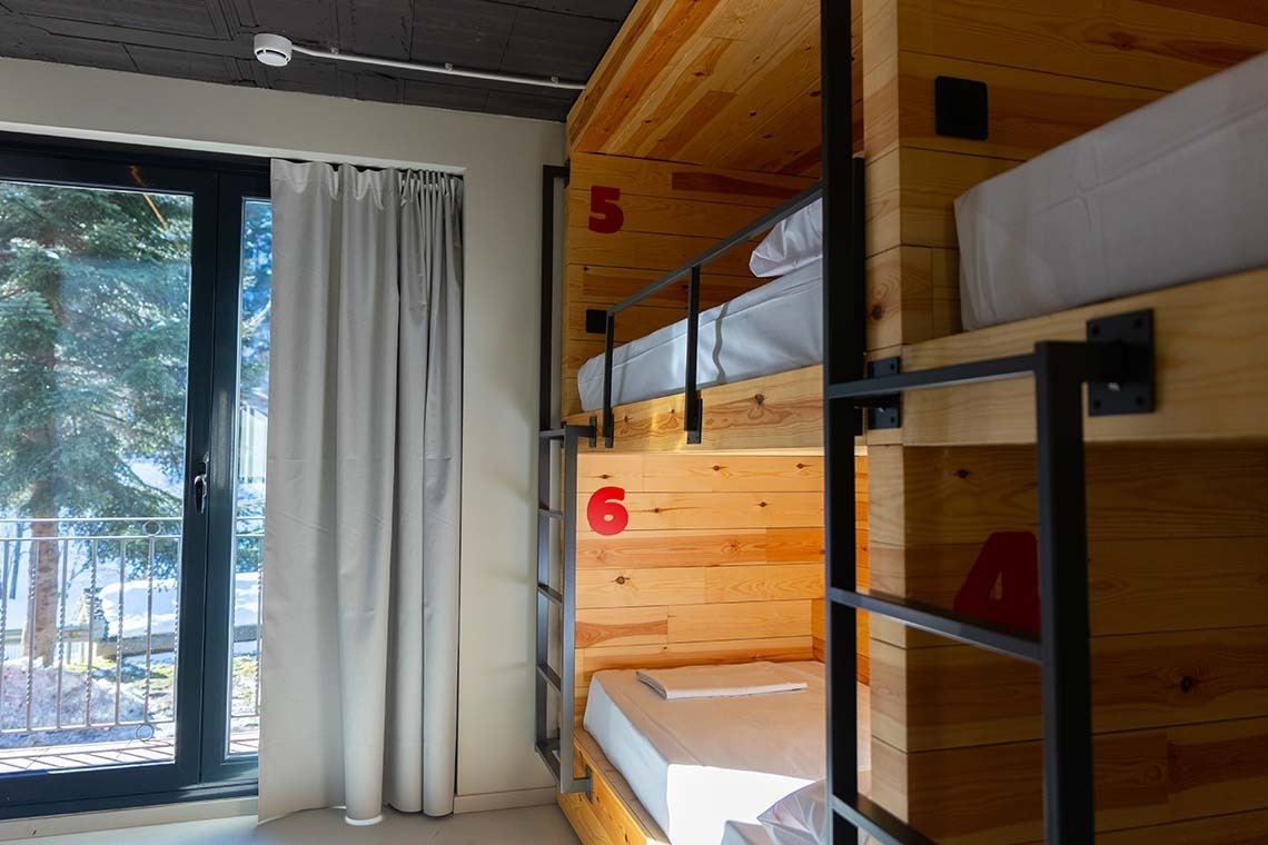 una habitación de hotel con una cama y una pintura en la pared .