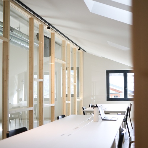 una sala de reunions amb una gran mesa blanca i cadires