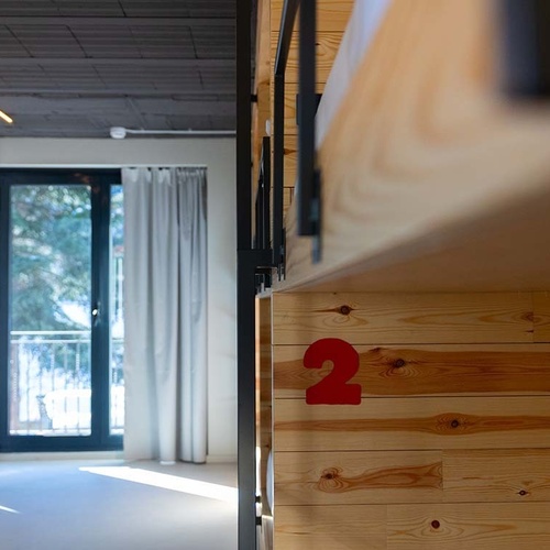 un grup d' estudiants preparant-se per a un viatge en un dormitori