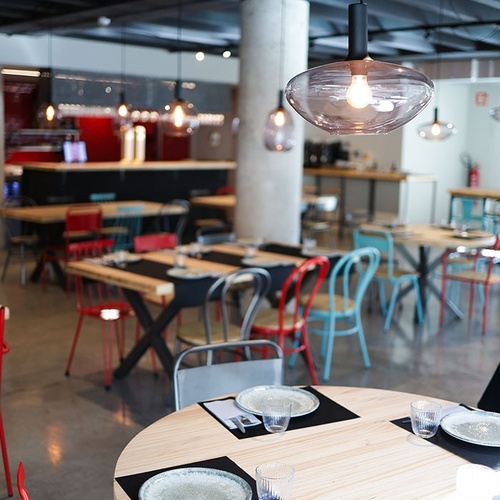 una sala de menjar llena de tables i cadires