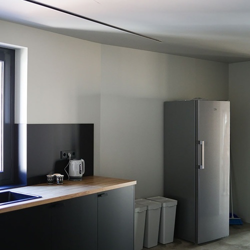 una cuina blanca i negra amb un refrigerador de lg