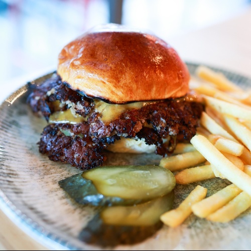 Hamurguesa con queso en resturante en Andorra