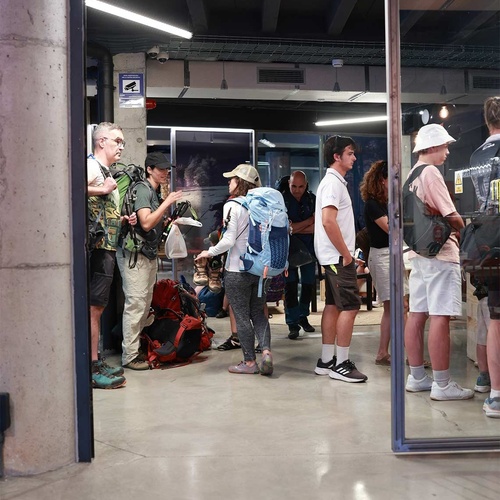 un grup de persones amb mochilas a l' interior d' un edifici