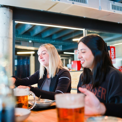 Jóvenes tomando una cerveza y tapas en Arinsal