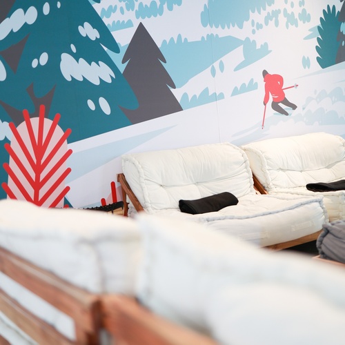 una pintura de l' hivern a la paret de l' habitació