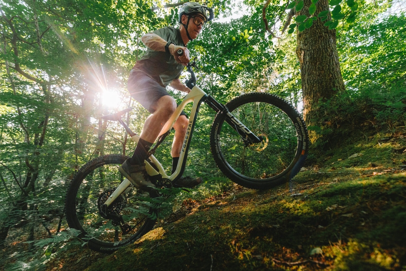 una hamaca y un paraguas en un balcón con vista al océano