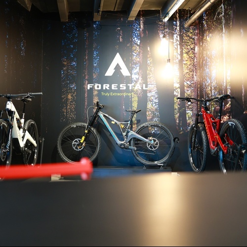 dues bicicletes a l' exposició d' una empresa forestal