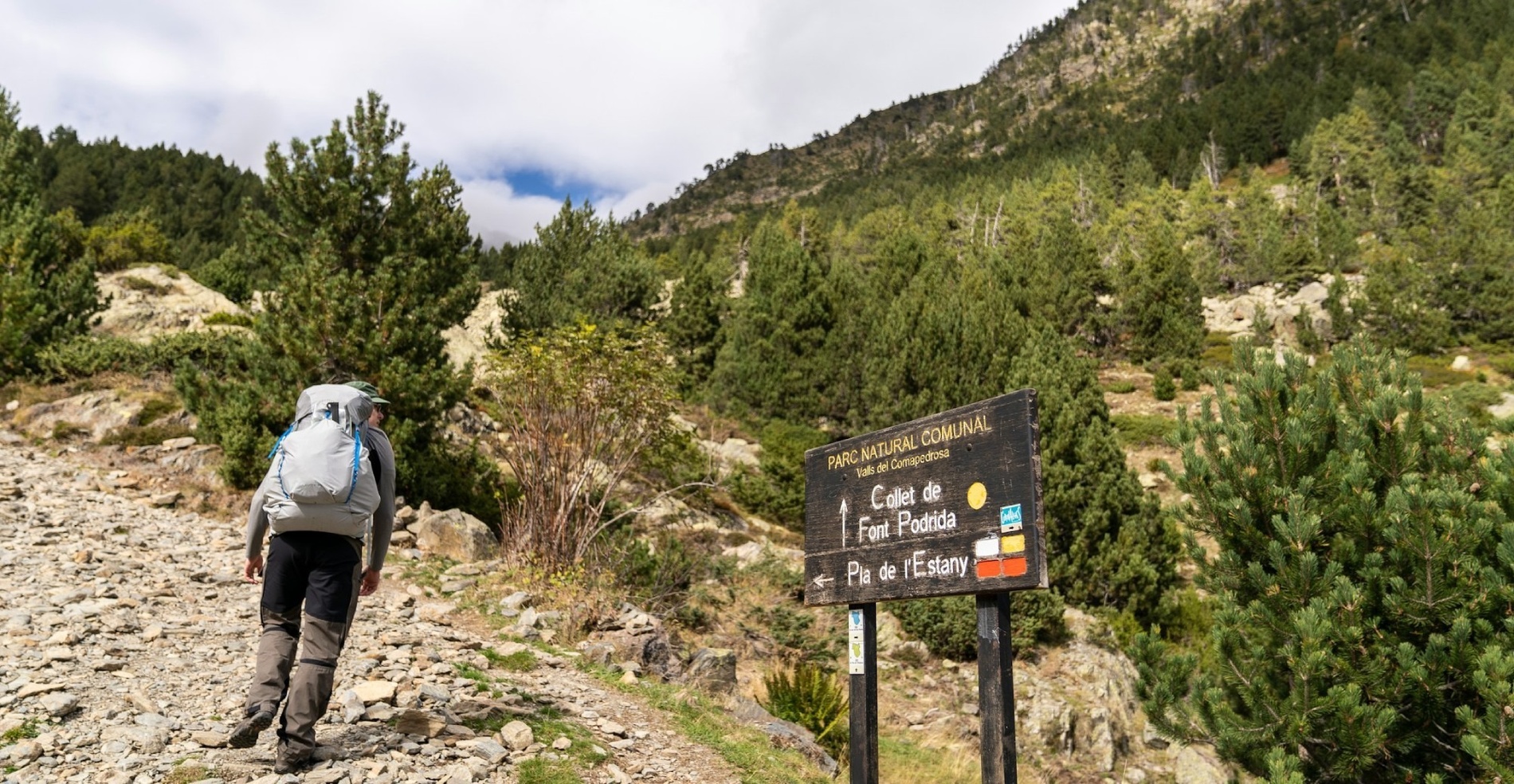 Home practicant senderisme a Andorra