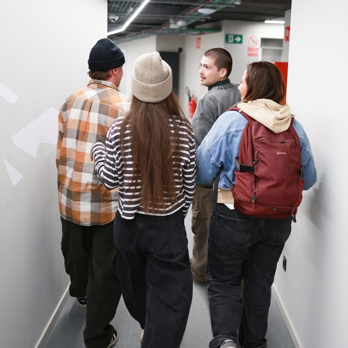 jóvenes en el pasillo de un Hostel