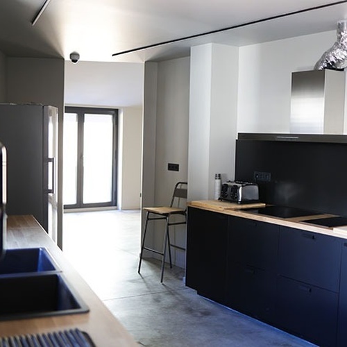 una cuina amb fregador i tostadora a l' esquerra