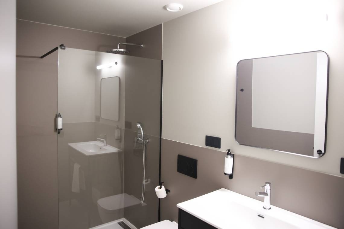 Salle de bain privée dans la chambre familiale pour 6 personnes