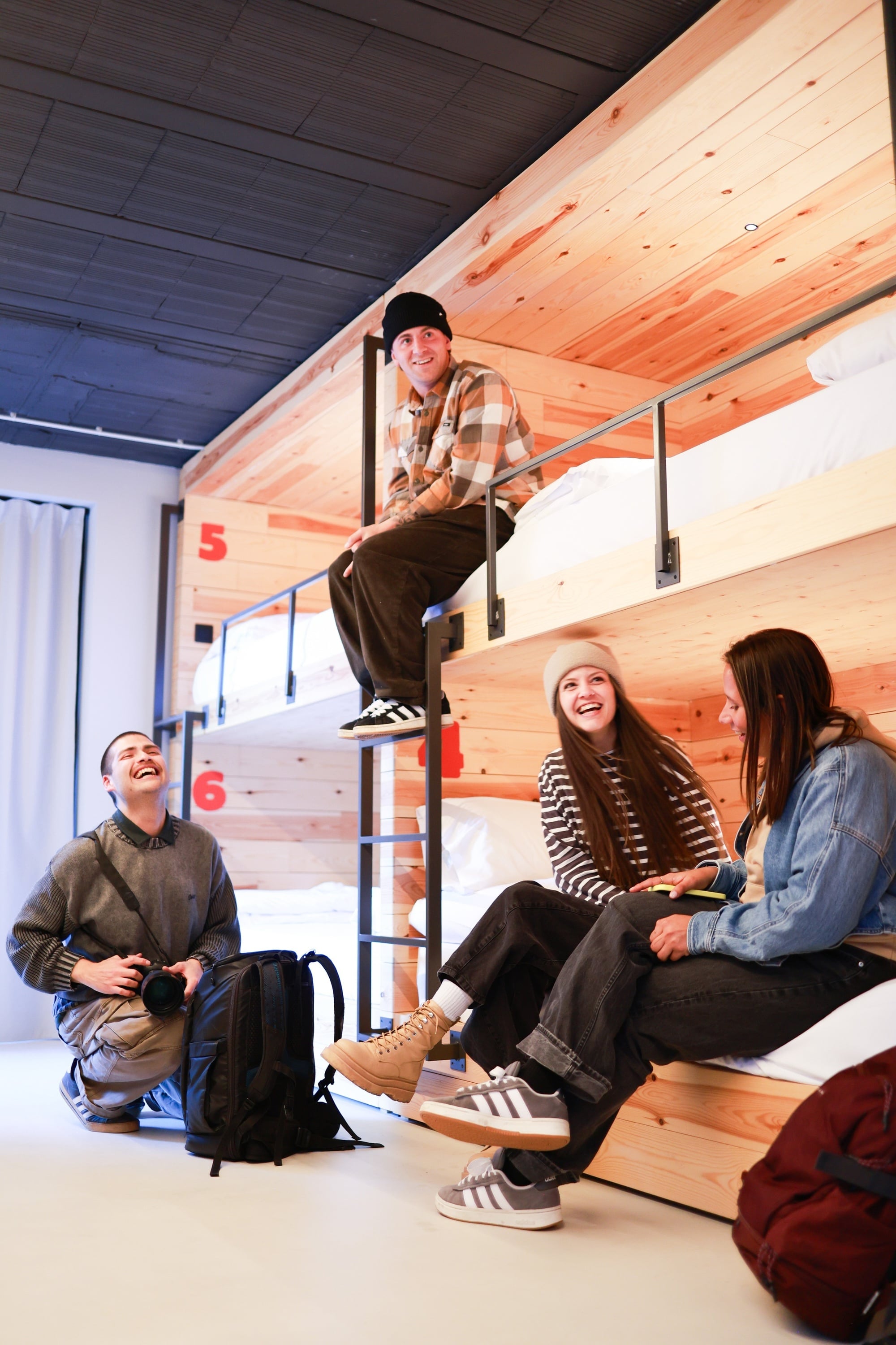 una habitación de hotel con una cama y una pintura en la pared .