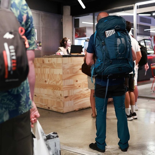 un grup de persones amb mochilas en una habitación