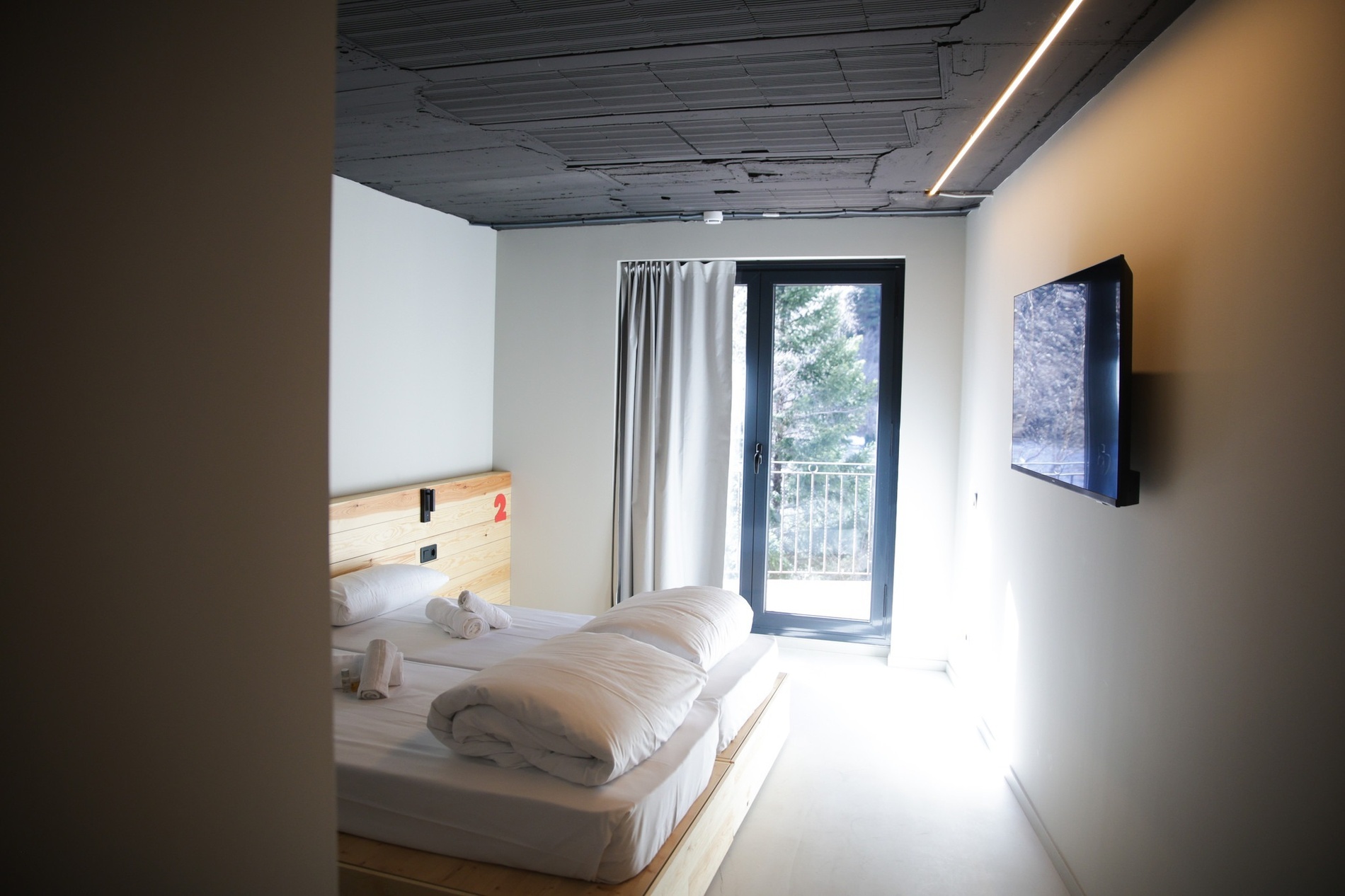 Habitación doble con dos camas y ventana exterior