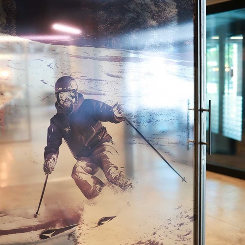 una imatge d' un esquiador en la nieve