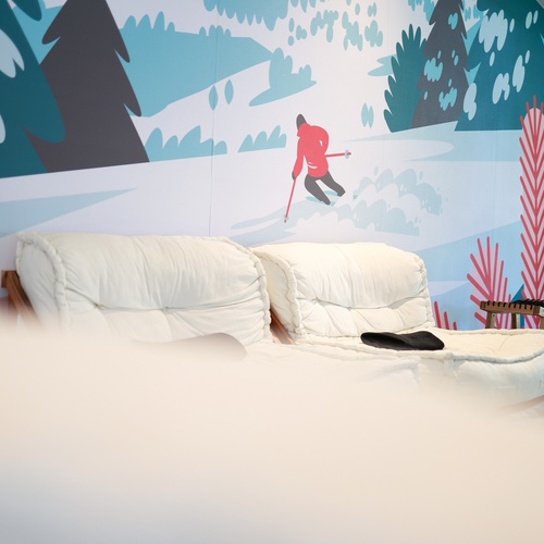 un dibuix d' un esquiador en la lluna