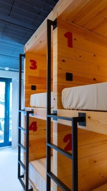 Lliteres càpsula de fusta amb números a Ky Mountain Hostel