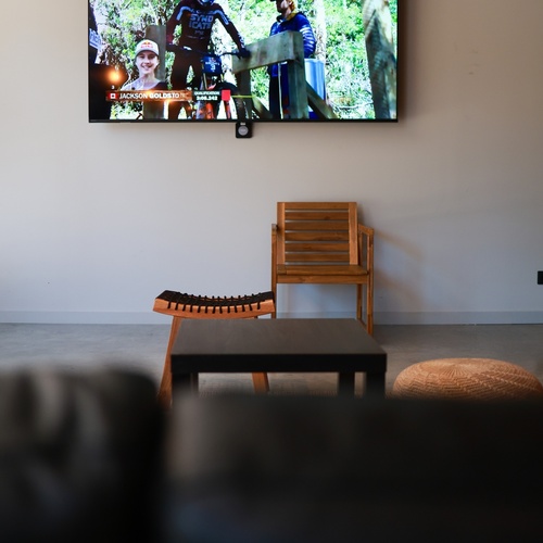 un televisor a l' aire lliure mostra un video d' un pilot de motocross