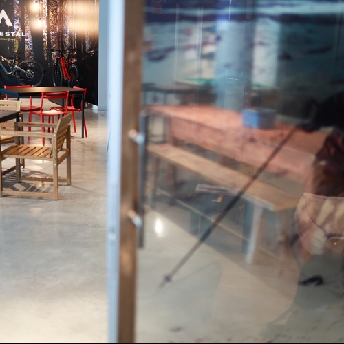 una habitación amb una imatge de bicicleta a la paret