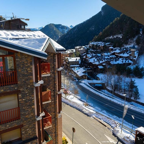 un home està sent en una silla i mirant una pantalla de l' ordinador