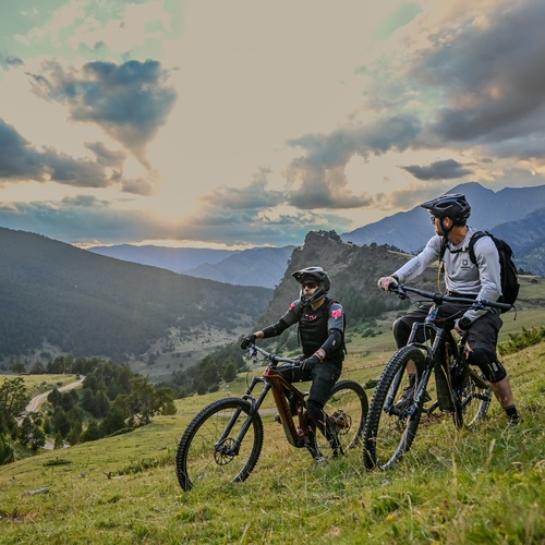 dues persones amb bicicletes a la ladera de la montagna
