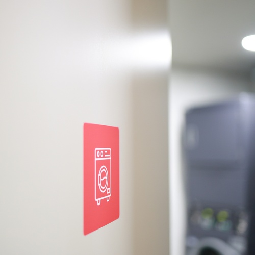 un quadre vermell a la paret que mostra una lavadora