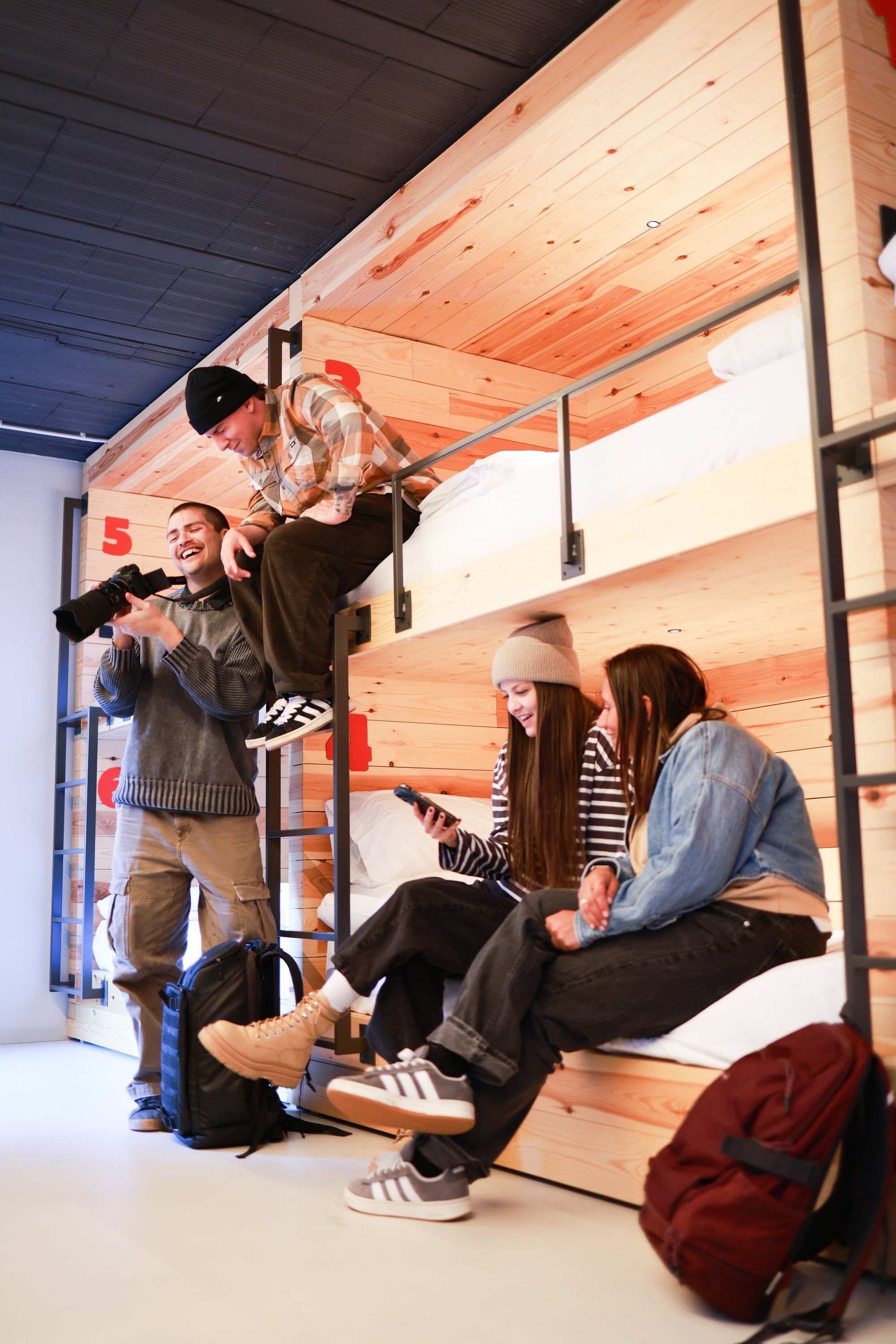 una habitación de hotel con una cama y una pintura en la pared .