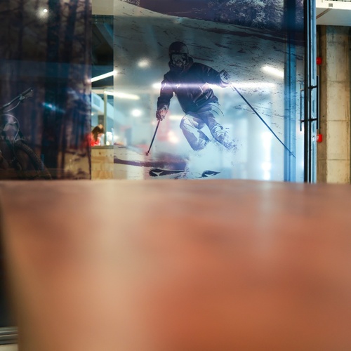 una imatge d' un esquiador a l' aire