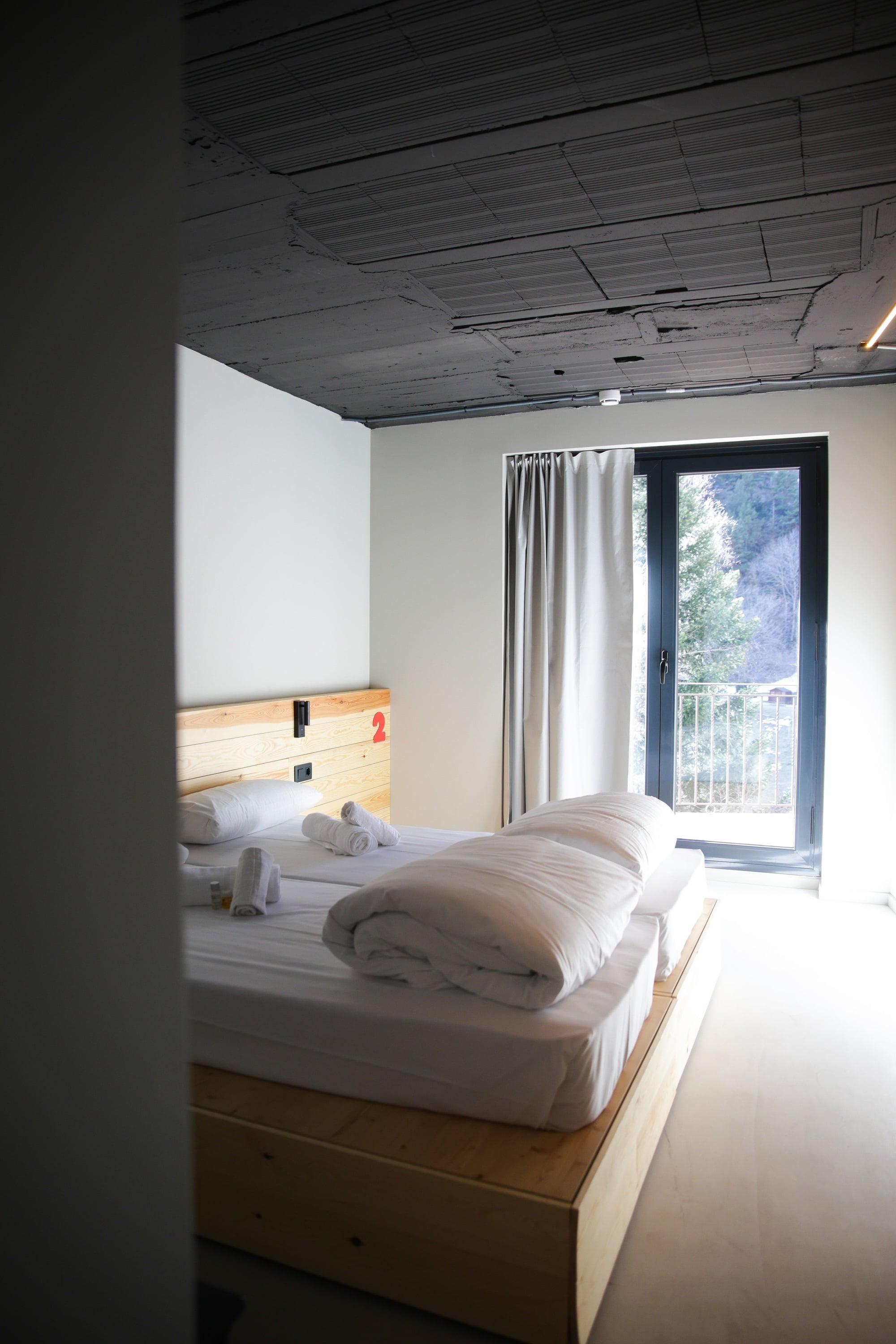 una habitación con literas de madera y las números 34 y 12