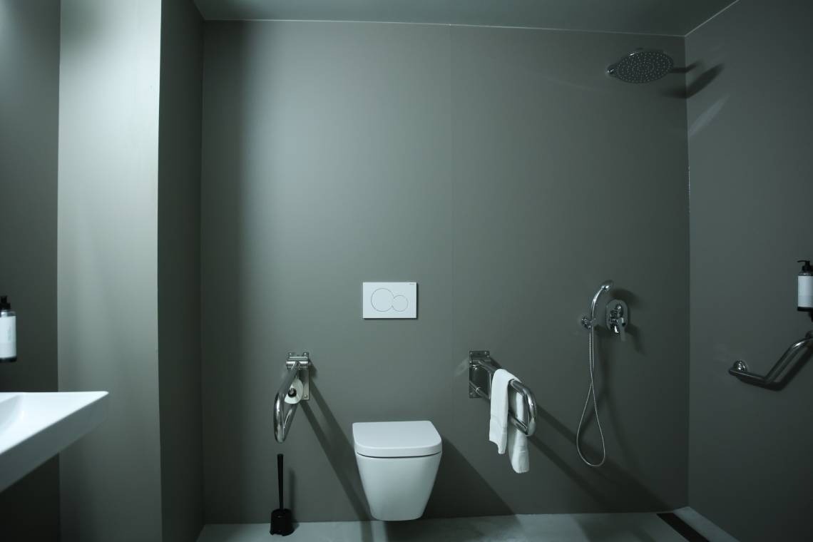 un baño con un inodoro y una ducha