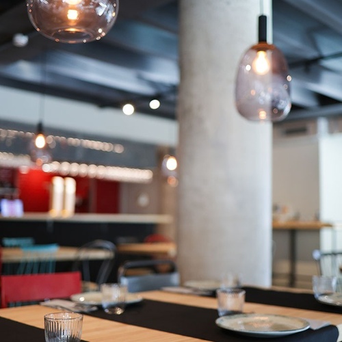 una sala de menjar amb una columna de ciment al fons