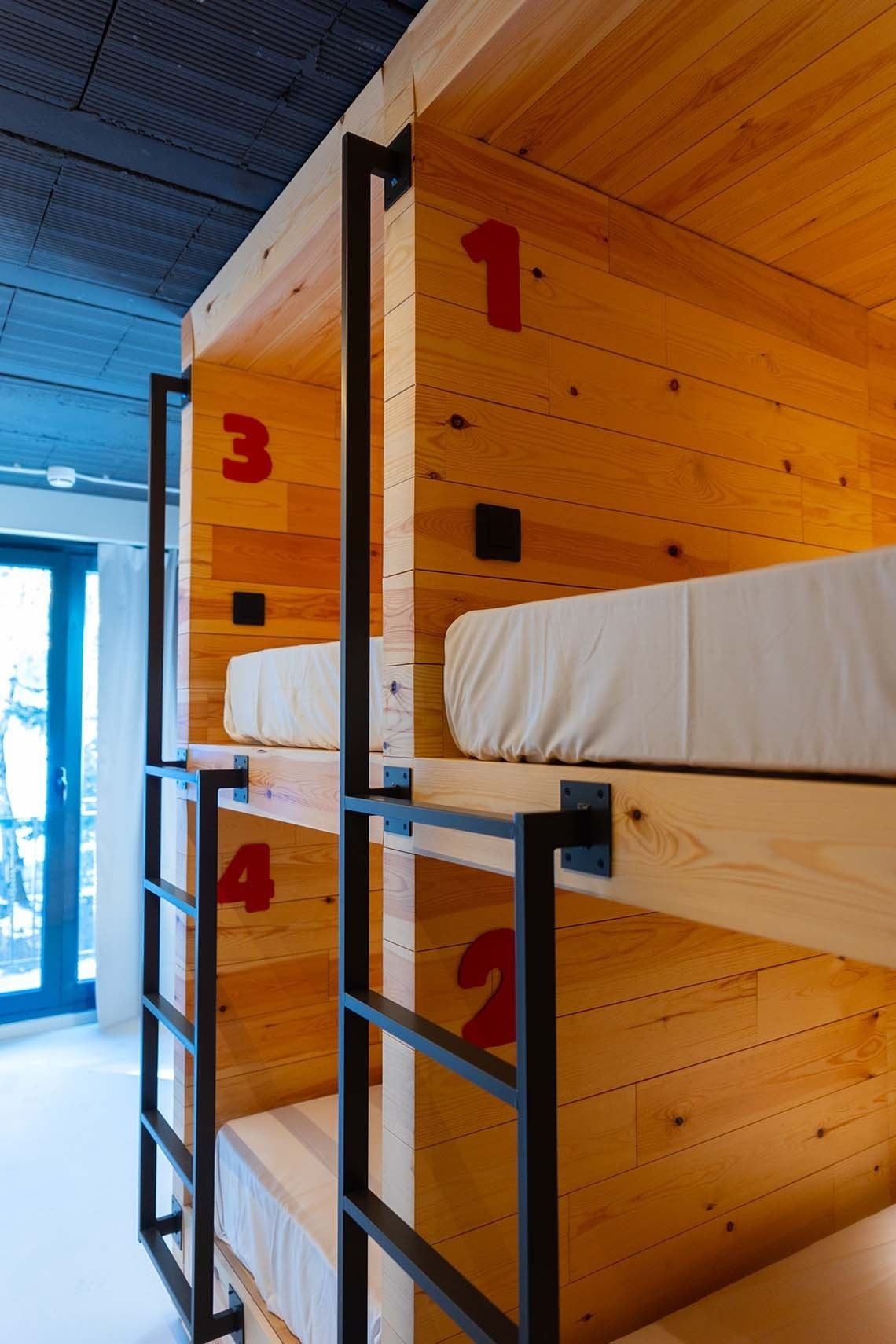 una cama con sábanas blancas y almohadas en una habitación de hotel