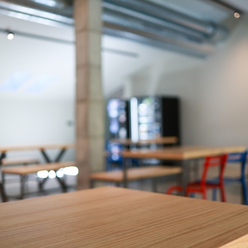 una sala de menjar amb taules i cadires