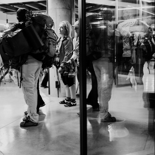 una foto en blanc i negre d' un grup de persones amb mochilas