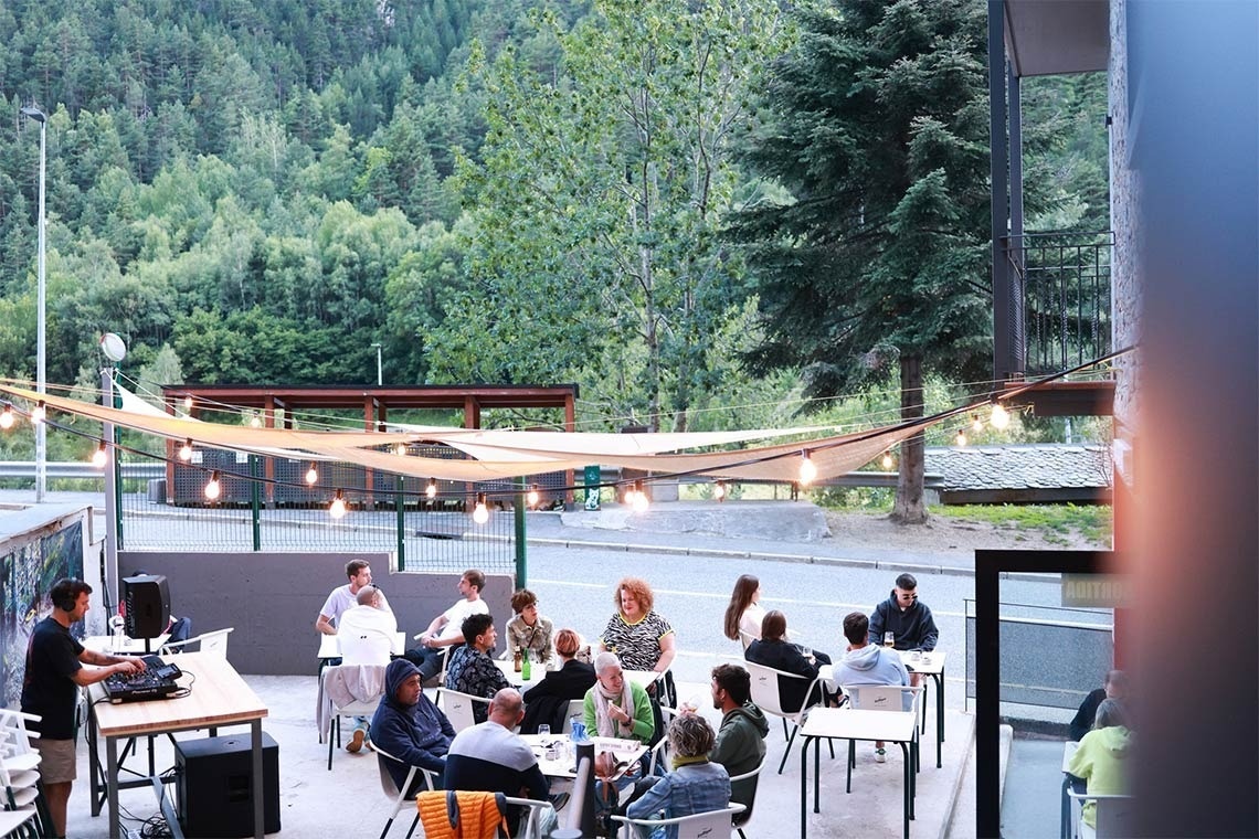 un grup de persones sent-se a l' aire lliure en una terrassa