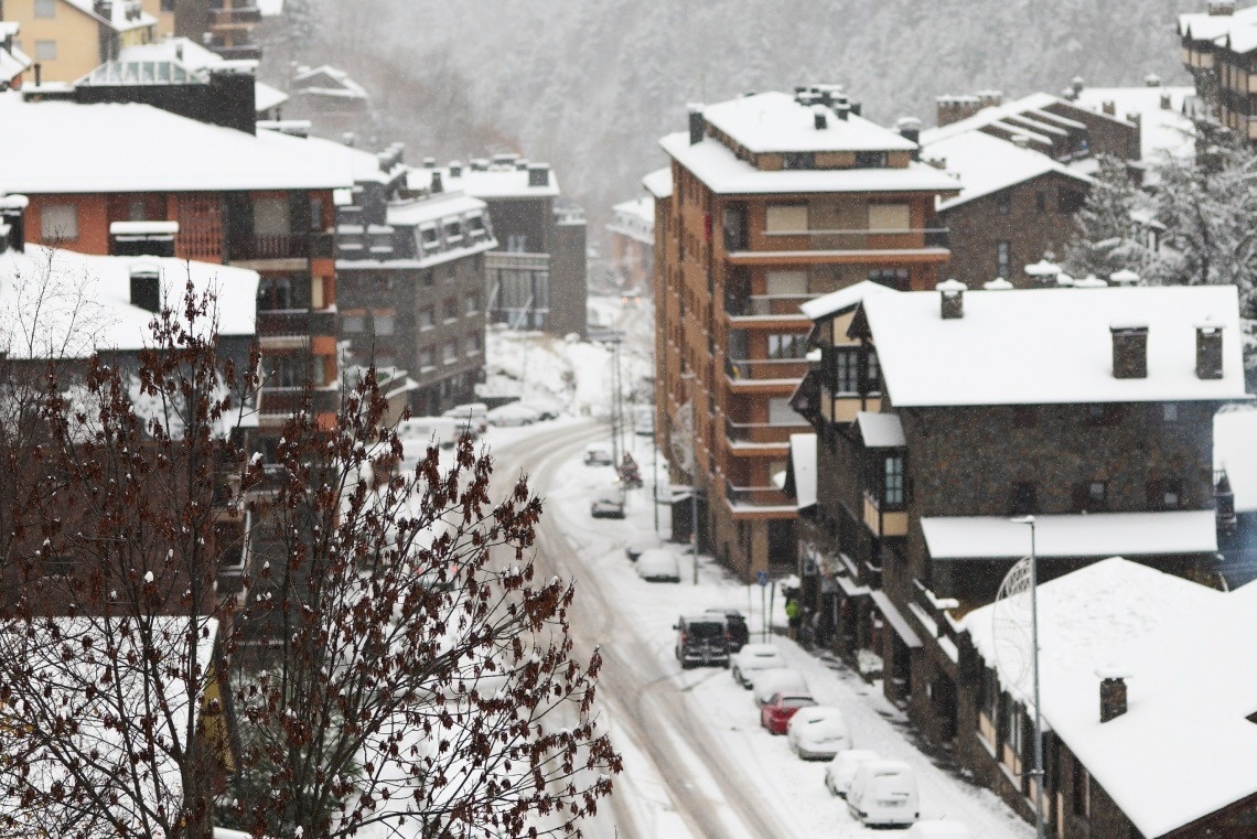 dos tumbonas y un paraguas junto a una piscina