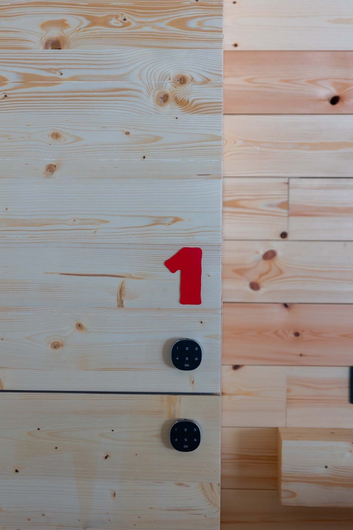 una habitación con literas de madera y las números 34 y 12